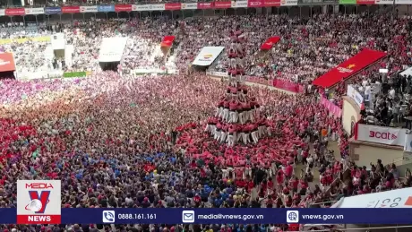 Độc lạ cuộc thi xây “tháp” người