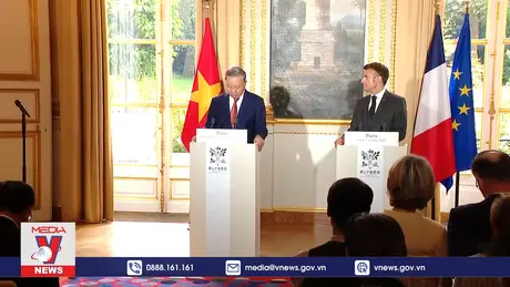 Tổng Bí thư, Chủ tịch nước và Tổng thống Pháp gặp gỡ báo chí