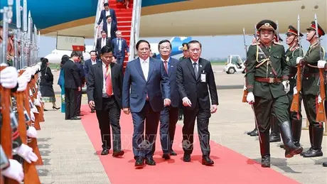 Thủ tướng Phạm Minh Chính tới Viêng Chăn, bắt đầu chuyến công tác tham dự Hội nghị Cấp cao ASEAN