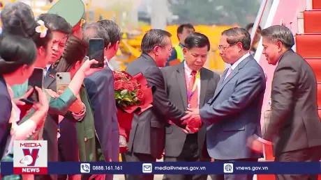 Thủ tướng tới Lào tham dự Hội nghị Cấp cao ASEAN