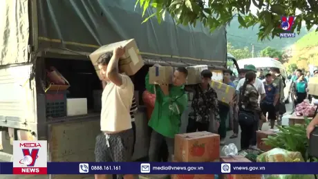 Vận chuyển nhu yếu phẩm tiếp tế cho các xã bị cô lập