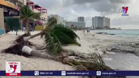 Siêu bão Milton quét qua bờ biển Mexico