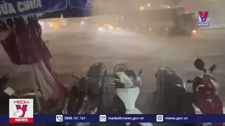 Mưa lớn tại Đồng Xoài khiến nhiều phương tiện chết máy