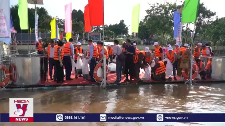 Thả cá giống tái tạo nguồn lợi thủy sản trên sông Tiền