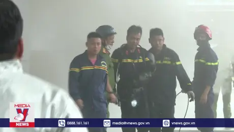 Dùng xe hút khói xử lý vụ cháy quán bar