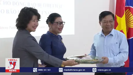 Người dân Campuchia chia sẻ khó khăn với nạn nhân Việt Nam bị bão lũ 