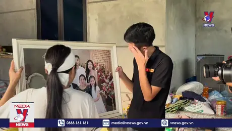 Phục dựng ảnh cho những gia đình ở Làng Nủ