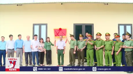 Bàn giao nhà cho các hộ dân bị thiên tai ở Mường Pồn