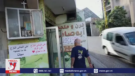 Ấm lòng bánh miễn phí cho người di tản ở Liban