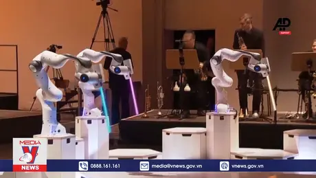 Robot “nhạc trưởng” chỉ huy dàn nhạc tại Đức
