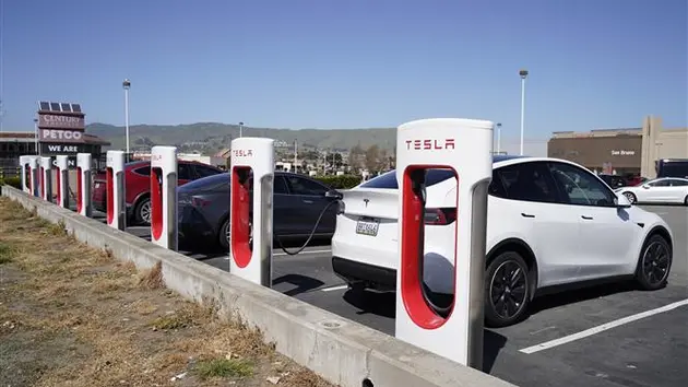 Xe Tesla bốc cháy, 4 người tử vong 