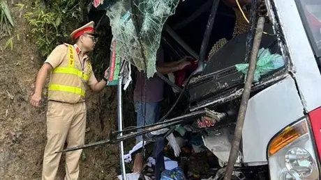 Xe khách lao vào ta luy dương, hậu quả nghiêm trọng