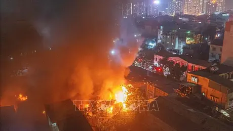 Cháy lớn tại kho chứa hàng ở Hà Nội