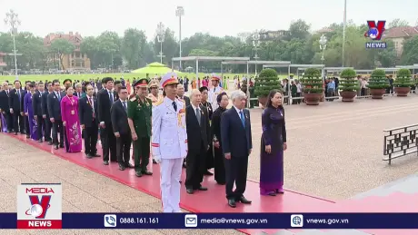 Đoàn đại biểu tham dự Đại hội Mặt trận Tổ quốc Việt Nam vào lăng viếng Chủ tịch Hồ Chí Minh