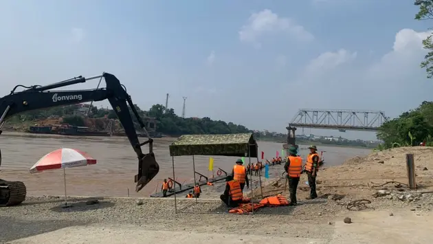 Nước sông Hồng rút, lắp lại cầu phao Phong Châu