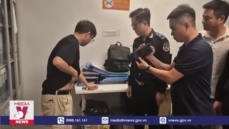 Hải quan Nội Bài phát hiện người nước ngoài giấu 7 miếng kim loại nghi là vàng