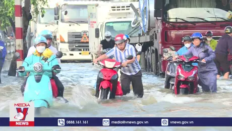Triều cường cao kỷ lục, nhiều nơi TP.HCM ngập nặng