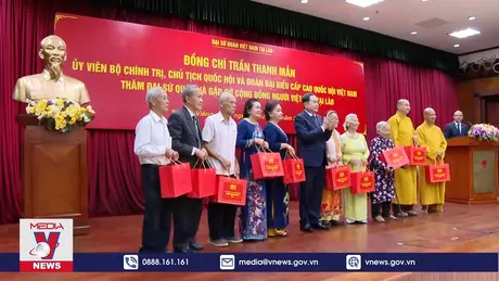 Chủ tịch Quốc hội gặp gỡ đại diện cộng đồng người Việt Nam tại Lào