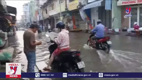 Triều cường xâm nhập Chợ Thủ Dầu Một, tiểu thương buôn bán ế ẩm