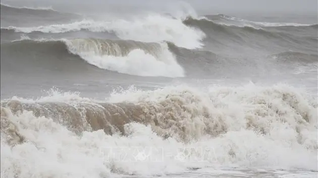 Các tỉnh ven biển đề phòng gió mạnh, sóng lớn trên biển