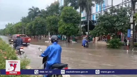 Mưa lớn khiến nhiều tuyến đường thành phố Đồng Hới ngập cục bộ