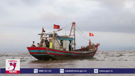 Tàu cá tiếp tục mắc cạn ở cửa Lạch Vạn, Nghệ An