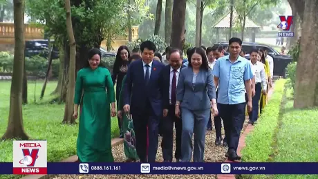 Chủ tịch nước Lương Cường dâng hương tưởng niệm Chủ tịch Hồ Chí Minh