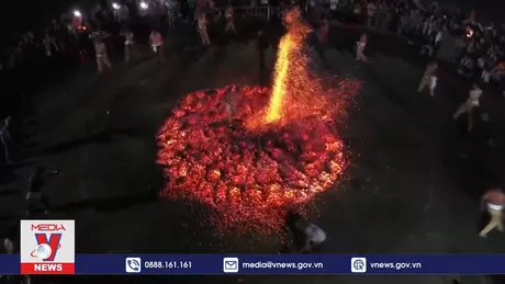 Ấn tượng lễ hội đi trên than hồng để cầu may