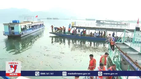 Chung tay dọn rác trên lòng hồ thủy điện Tuyên Quang