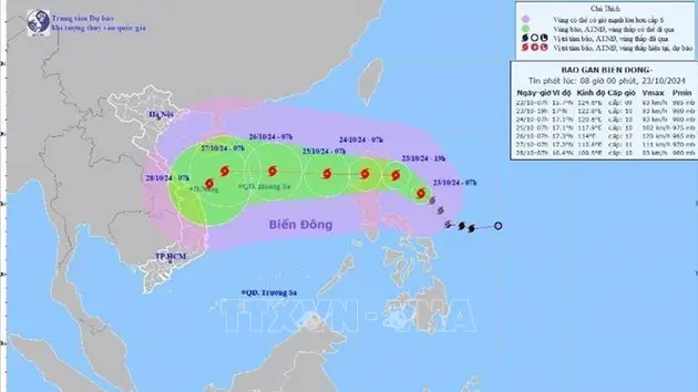 Biển động dữ dội trước tác động của bão TRAMI