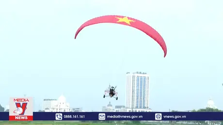 Trải nghiệm dù lượn ngắm vẻ đẹp di sản Tràng An