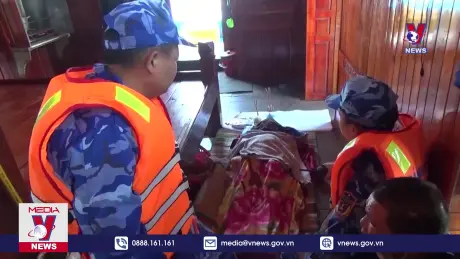 Bàn giao ngư dân và tàu cá Hà Tĩnh gặp nạn trên biển