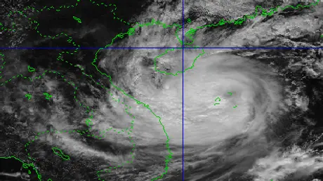 Bão gây nguy cơ nước dâng trên biển, lũ quét, sạt lở đất và ngập úng khu vực miền Trung