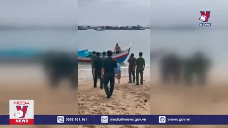 Cứu du khách bị sóng biển cuốn trôi tại đảo Phú Quý