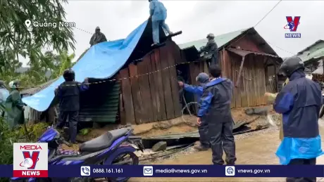 Quảng Nam khẩn trương lợp lại nhà bị tốc mái cho đồng bào