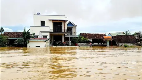 Mưa lũ sau bão số 6: Một người dân Quảng Bình bị lật thuyền, lũ cuốn