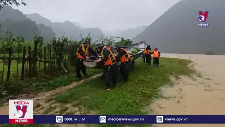 Bộ đội Biên phòng Quảng Bình giúp dân trong mưa lũ