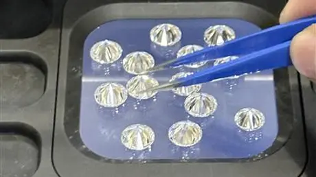 Vận chuyển trái phép 700 viên kim cương trị giá hàng chục tỷ đồng bị phát hiện