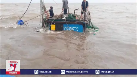 Bộ đội Biên phòng Thái Bình hỗ trợ trục vớt tàu cá bị đắm