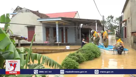 Công an Quảng Bình căng mình giúp dân chống lũ