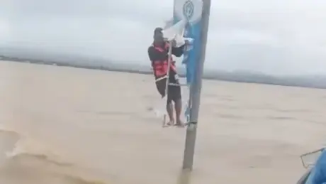 Quảng Bình: Cứu sống một người dân bị lật thuyền, bám trên trụ cột đèn