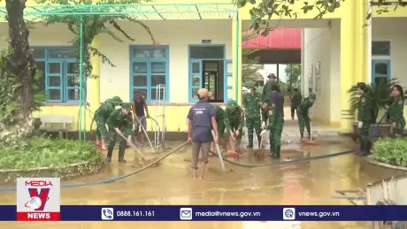 Bộ đội biên phòng hỗ trợ người dân tái thiết cuộc sống sau lũ