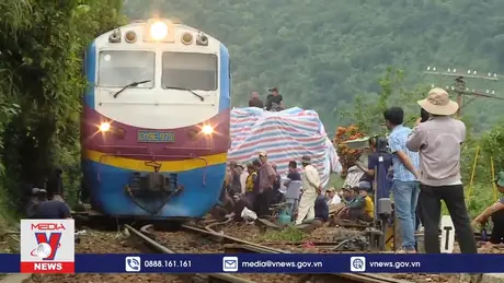 Thông tuyến đường sắt Bắc – Nam sau sự cố lật tàu chở hàng