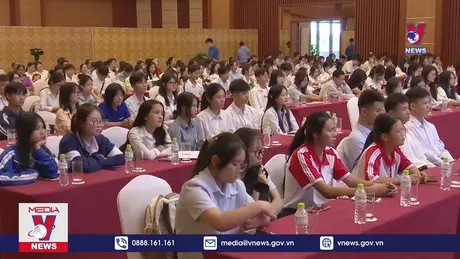 Trao học bổng “Tiếp sức đến trường” cho 132 tân sinh viên vượt khó