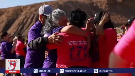 Những chiếc ôm đoàn tụ tại biên giới Mỹ-Mexico