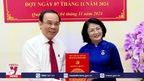 Nguyên Phó Chủ tịch nước Đặng Thị Ngọc Thịnh nhận Huy hiệu 45 năm tuổi Đảng
