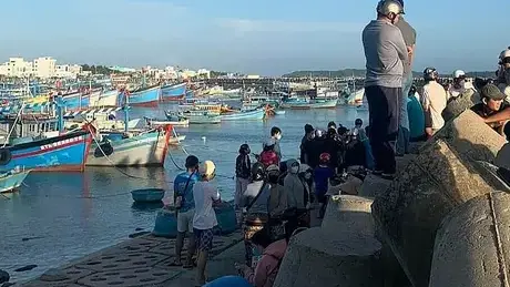 Tìm thấy thi thể du khách bị sóng biển cuốn mất tích tại Phú Quý