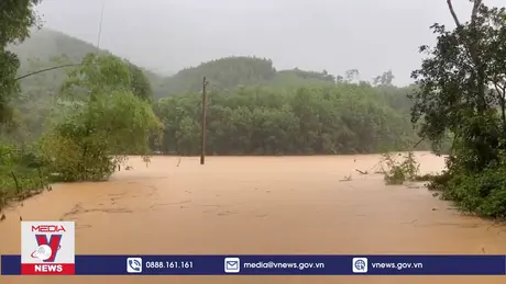 Lũ sông Gianh trên báo động II gây ngập lụt nhiều tuyến đường
