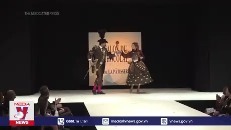 Độc đáo màn trình diễn thời trang socola ở Paris