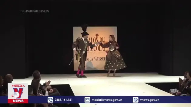 Độc đáo màn trình diễn thời trang socola ở Paris